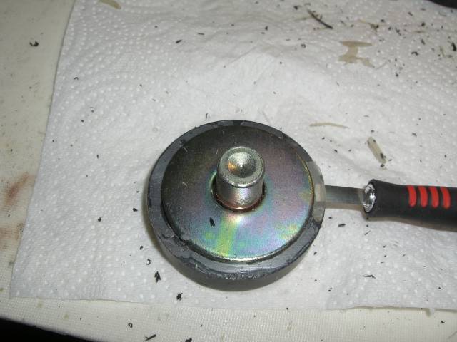 Aimant extrait - ils étaient entièrement collés - nettoyer les résidus pour permettre un repositionnement une fois réparé qui épouse à 100% le dos de la membrane