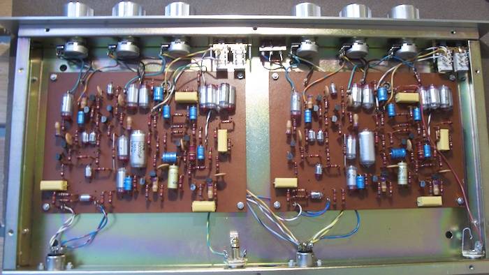 C'est le bouton poussoir où plus aucun fil n'est relié.