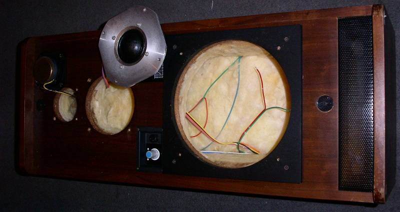 une isolation vraiment impressionnante quant à sa finition, aucun jour de détecté tout est extrudé à la mesure des ouvertures, l’arrière du labyrinthe bénéficie aussi d'isolation jusqu'à sa base