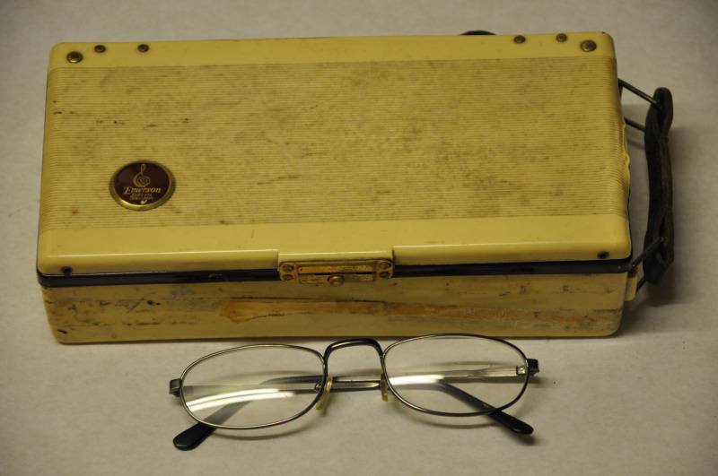 Les lunettes donnent la grandeur du poste. On distingue la déformation du couvercle vers la dragonne.