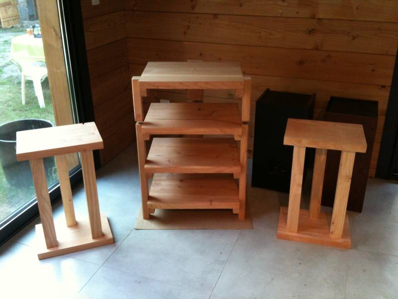 a coté de leur pote le meuble