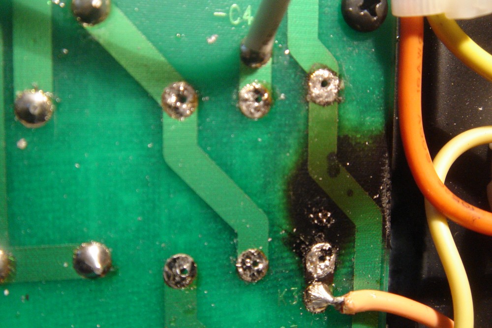 Le PCB présente des pistes qui s'arrachent assez facilement, même si l'on chauffe peu et de façon brève. Je l'ai appris à mes dépens...<br />J'ai estompé comme je pouvais la brulure de la résistance éventrée, mais on ne peut effacer complètement les stigmates des maux les plus marquants...