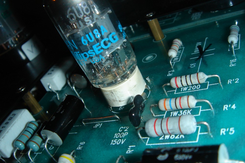 Du 6U8 de chez Philips, équivalent du 6F2 d'origine introuvable