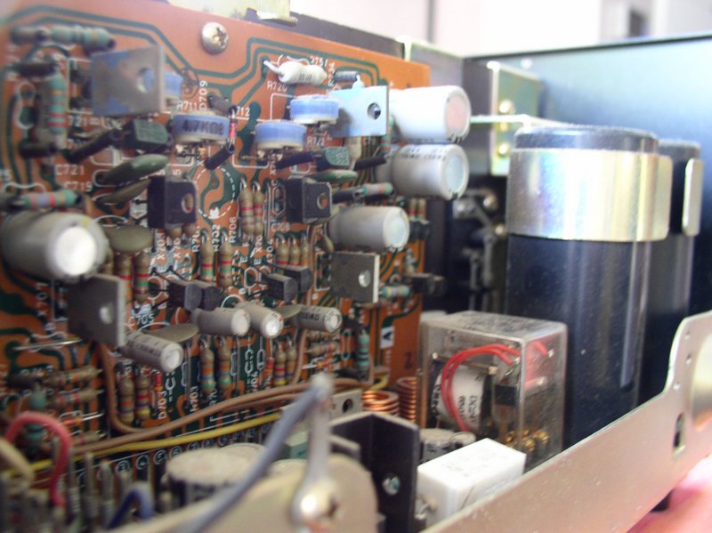 Vue sur les 2 condensateurs de filtrage