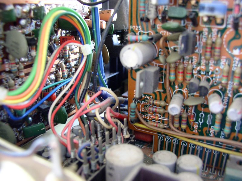 Carte derrière les réglages de volume, balance et tonalités