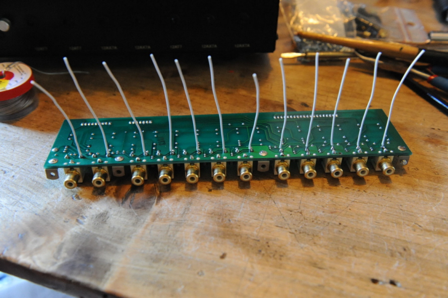 Début du câblage du circuit du canal de gauche.