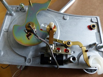 Vue sur le support du bras et du système de lift et d'antiskating .