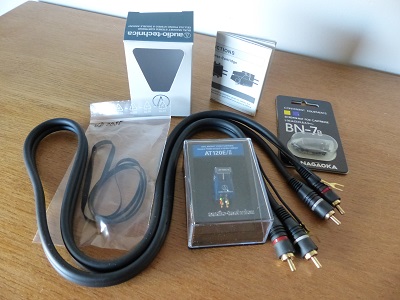 Ai reçu ma commande: Courroie, cellule, visserie et nouveau câble de liaison phono avec masse.