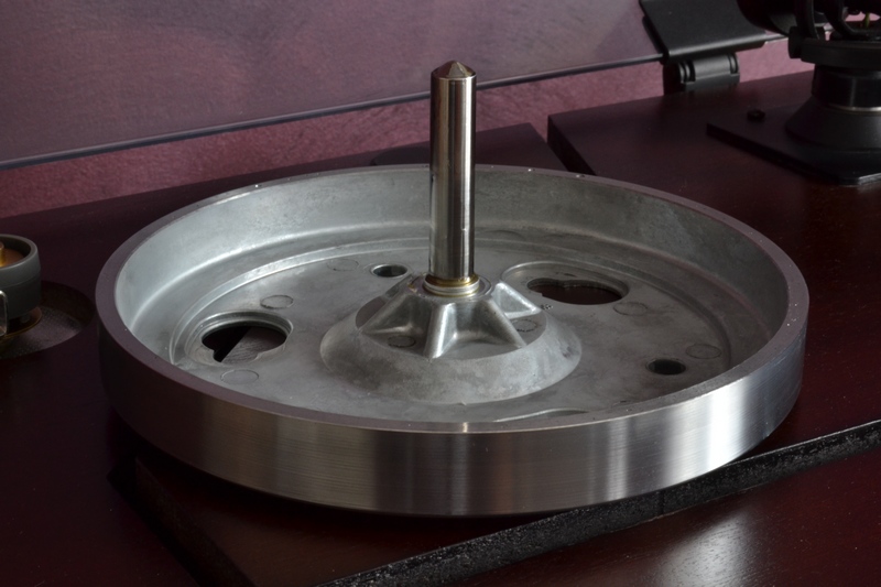 Le plateau d'entraînement a été déposé puis polishé au Miror. Nettoyage de l'axe et remplacement de l'huile. L'axe est parfait. Aucune trace d'usure. Il tourne sans bruit dans son palier en laiton.