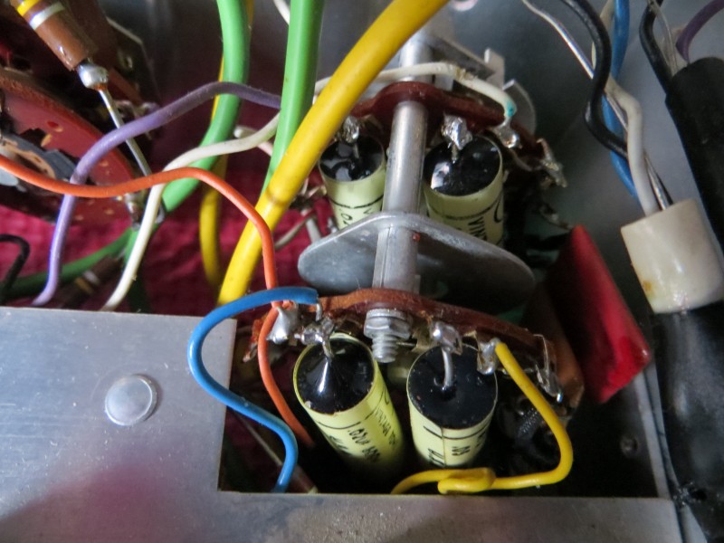 En remplaçant les condos j'ai remarqué que les contacts dans le contacteur sont très oxydés, il va y avoir du travail à faire !