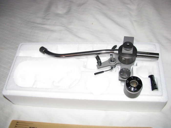 On voit très bien comment il est fixé.