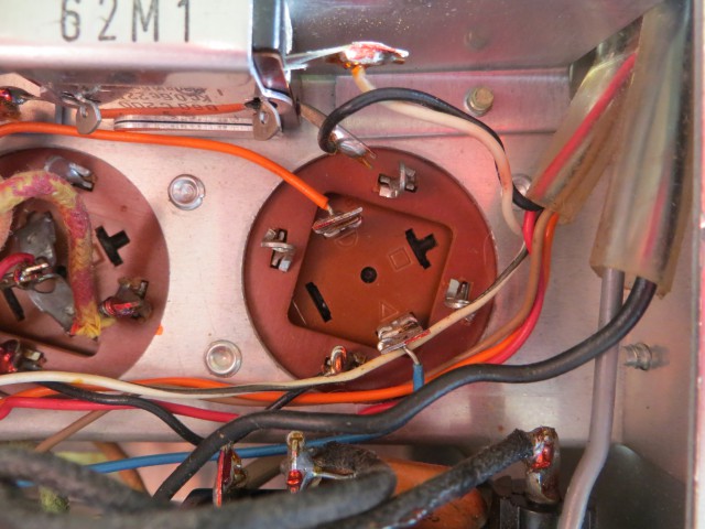 J'ai commencé par la cannette qui contenait le moins de branchements. Avant de de la démonter/dessouder, notez bien quels fils et quels composants sont reliés à quelle borne. Les canettes sont souvent accompagnées de 4 bornes, plus grosses et plus près du centre de la canette, et de 4 bornes plus petites et à l'extérieur, servant souvent de masse. Trois des bornes sont identifiées chacune par un demi-cercle, un triangle et un carré, la dernière est identifié d'une barre - ou non identifiée. Inutile de vous précisez qu'un schéma est des photos peuvent être également d'un très grand secours en cas de doute.