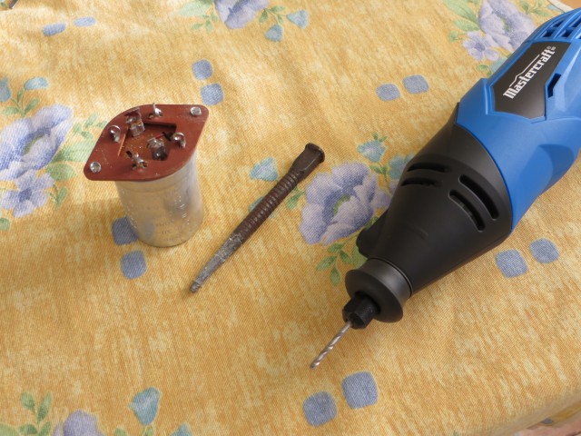 J'ai enlevé les rivets avec une mini-perceuse style dremel et d'autres outils. Et notez bien, les rivets ne sont pas toujours facile à enlever !