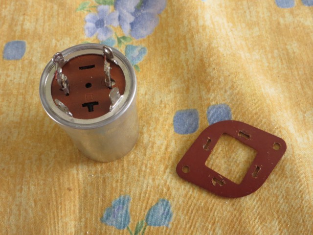 Une fois la canette dégagé du chassis, il faut enlevé la plaque de papier phénolique. Pour ce faire, il faut absolument que toutes les bornes soient droites et n'ai plus aucun résidus de soudure, sinon la plaque ne passera pas et faites attention, elle est fragile !