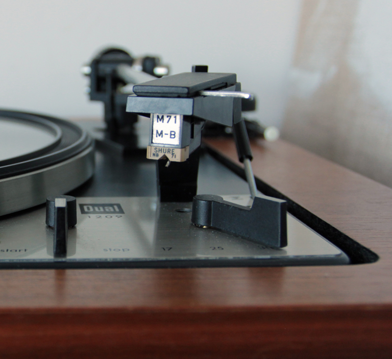 Elle a une cellule Shure M71 M-B j'ai l'impression d'origine...