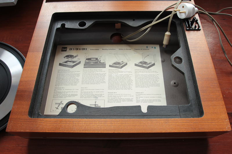 En ouvrant pour inspecter le mécanisme j'ai eu la belle surprise de voir qu'elle datait du 09/1969!!