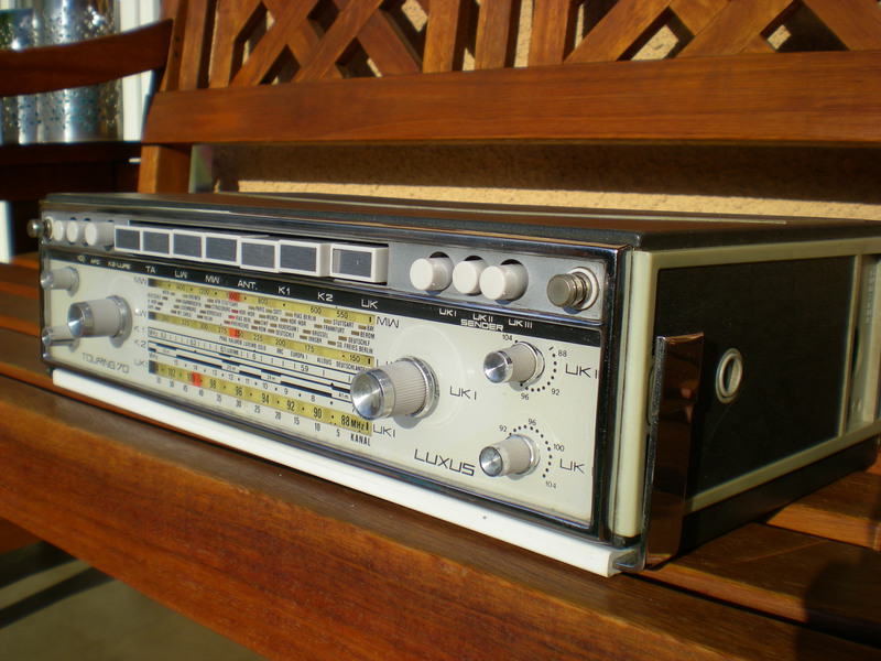 DANS SA POSITION AUTORADIO .